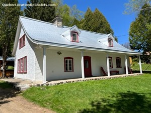 ski cottage rentals at the base of a mountain Saint-Ferréol-les-Neiges , Québec